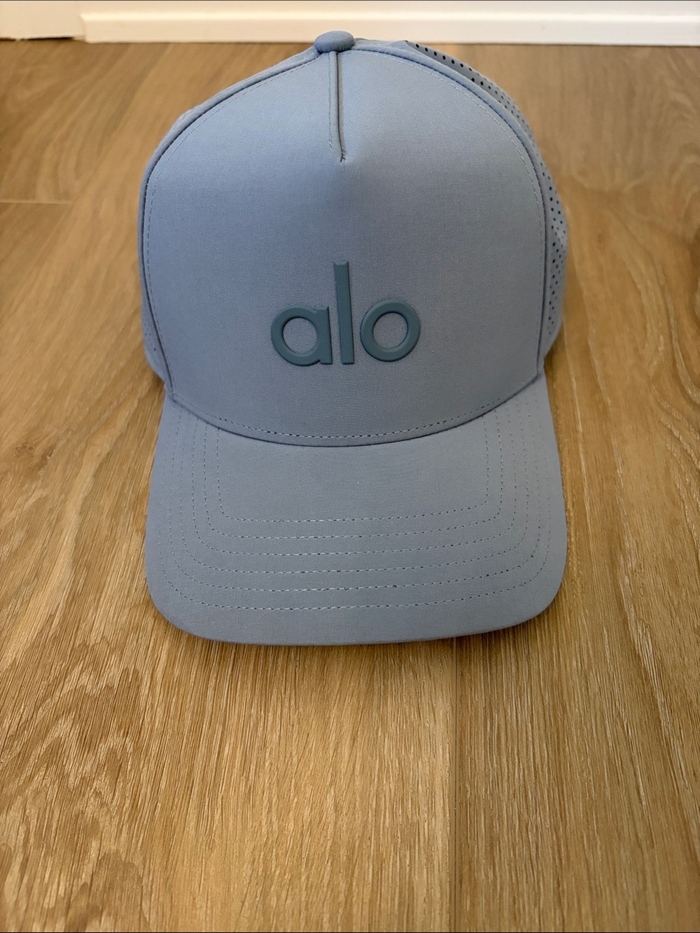 ALO Yoga Men’s Logo Trucker Hat